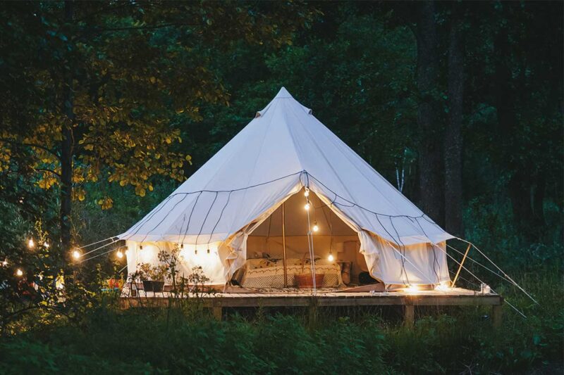 Tenda glamping: come arredare una tenda da campeggio in questo stile