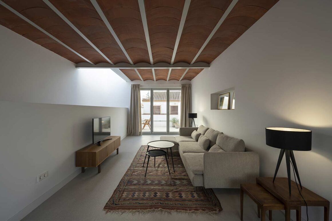 soggiorno con soffitto in mattoni a volte