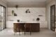 cucina bianca effetto marmo con isola in legno