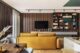 soggiorno moderno con parete attrezzata in legno