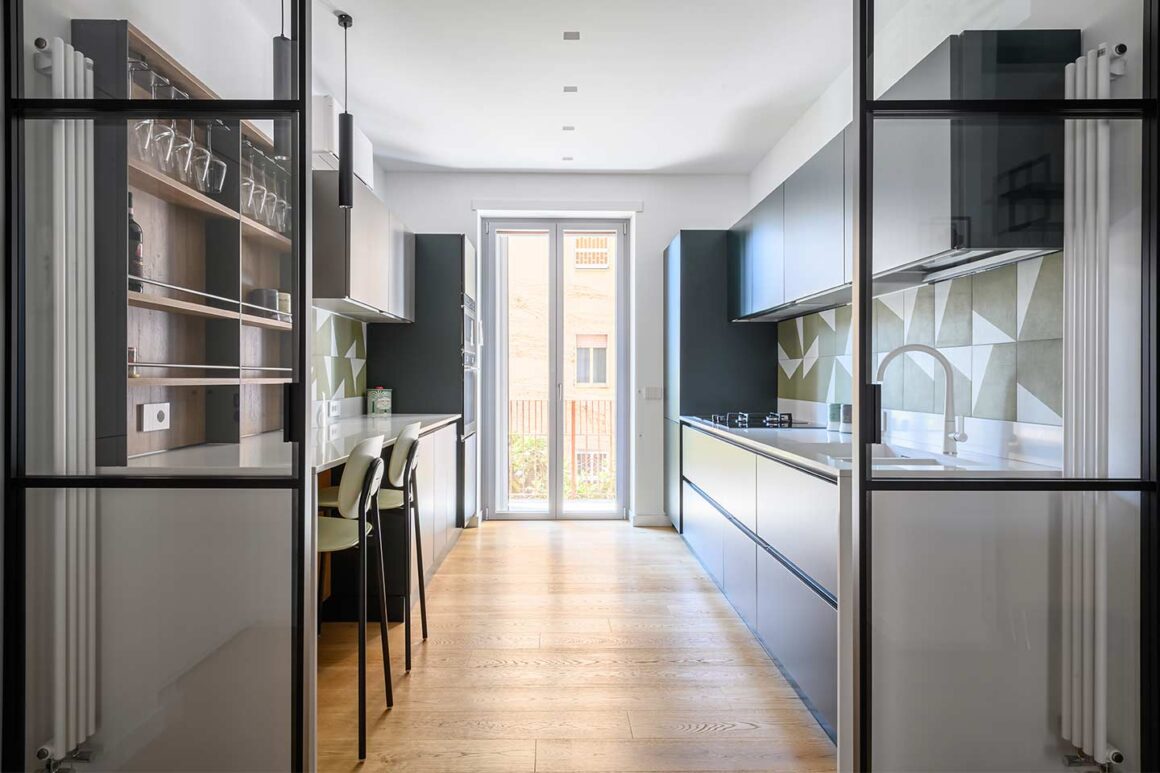 Scenario Delineo di FerreroLegno separa cucina e living