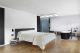camera da letto in stile industriale con vasca da bagno freestanding nera