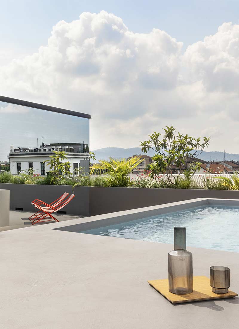 terrazza sul tetto con piscina