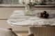 elegante piano in marmo nella cucina di una residenza storica 