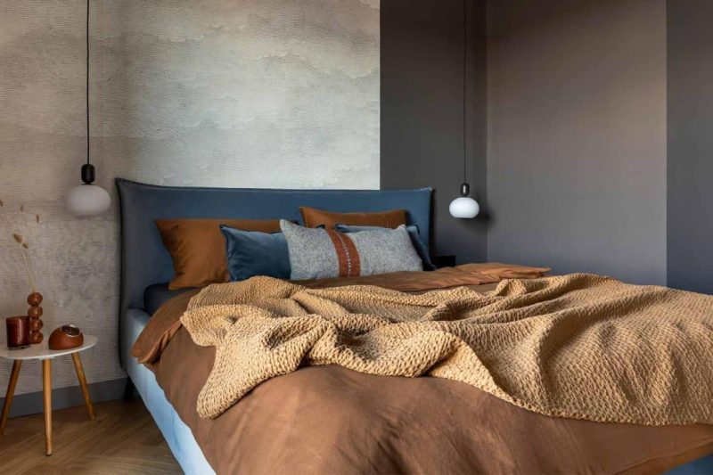 letto in velluto azzurro e tessili marroni, abbinamento perfetto da copiare per chi desidera arredare con il velluto