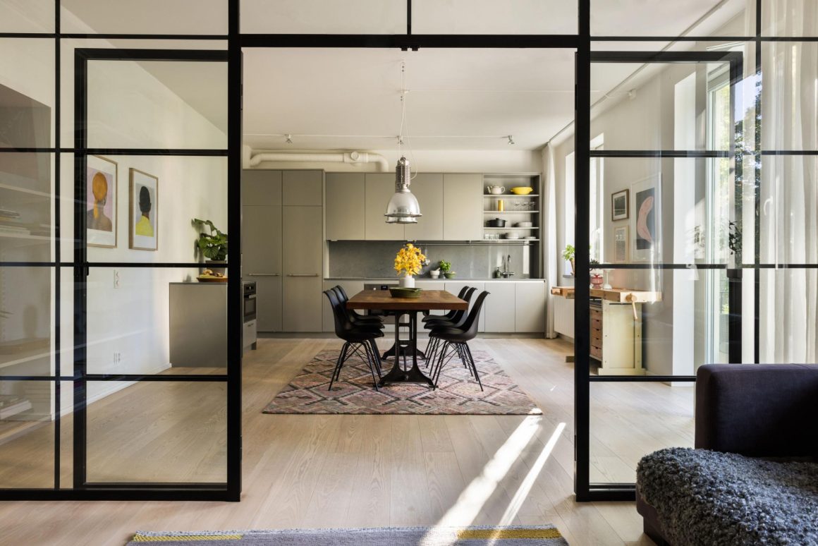 parete vetrata separa cucina e soggiorno