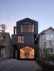 casa moderna con facciate rivestite in alluminio ondulato nero