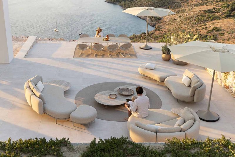 terrazza sul mare con divani in tessuto dalle forme arrotondate
