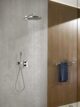 rubinetti e soffione doccia acciaio cromato su parete grigia