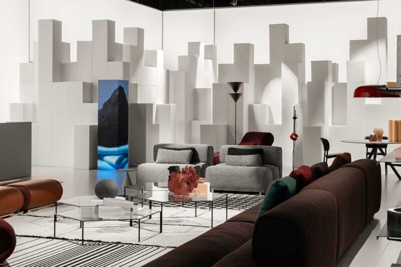 Desalto si apre al mondo degli imbottiti con divani, chaise lounge e pouf firmati da Francesco Rota
