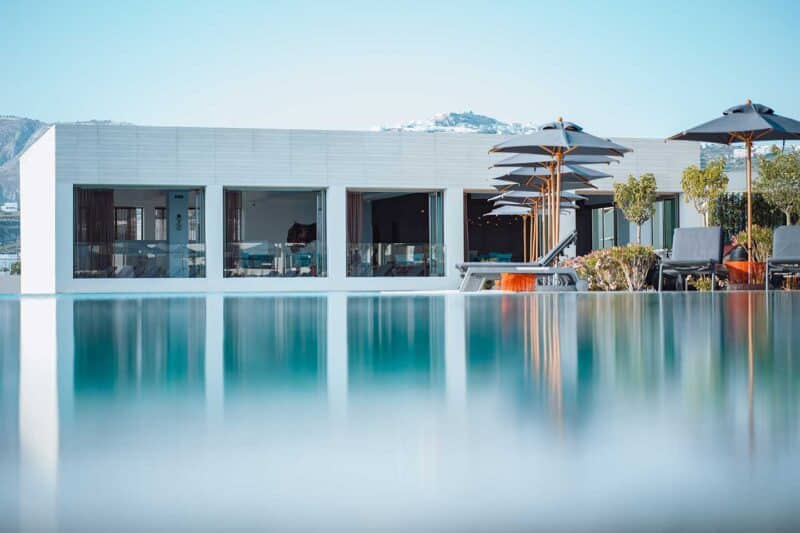 NOŪS, il primo resort a Santorini della catena Donkey Hotels Group