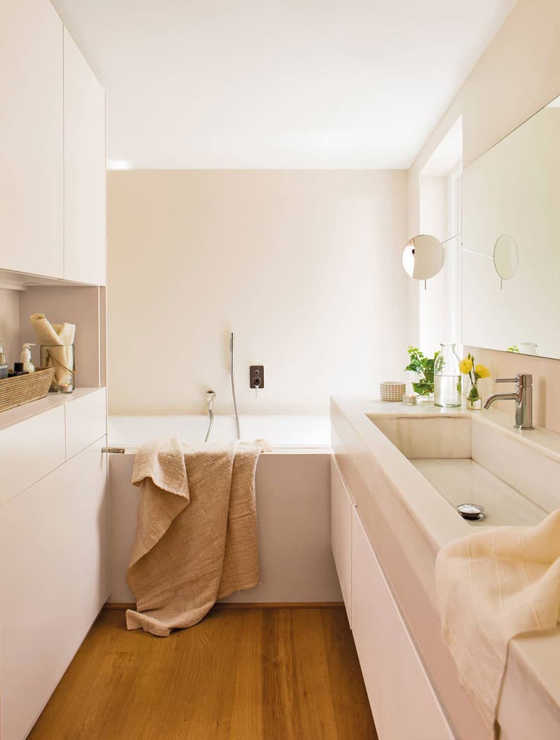 bagno piccolo con vasca da bagno su misura da incasso