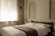 camera da letto con sezioni di pareti di mattoni a vista
