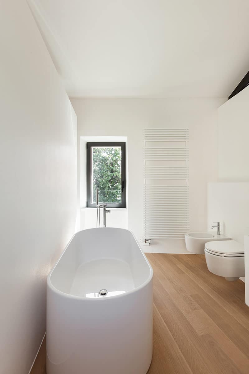 vasca freestanding in un bagno piccolo
