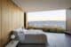 camera da letto con ampia vetrata vista mare