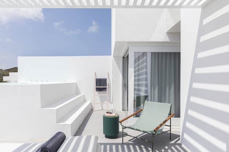 gli arredi outdoor S-CAB per il Neo Suites di Santorini
