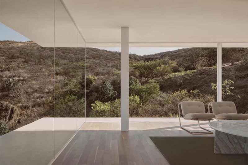 casa contemporanea con ampie pareti vetrate