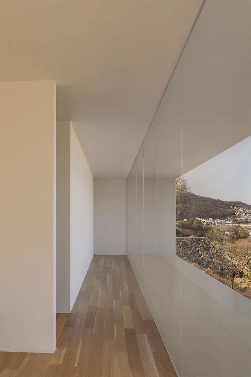 lunga parete vetrata di una casa contemporanea