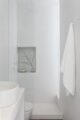 bagno minimalista in stile mediterraneo