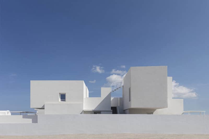 edificio bianco stile mediterraneo