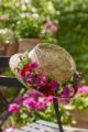 cappello di paglia decorato con fiori recisi di gerani