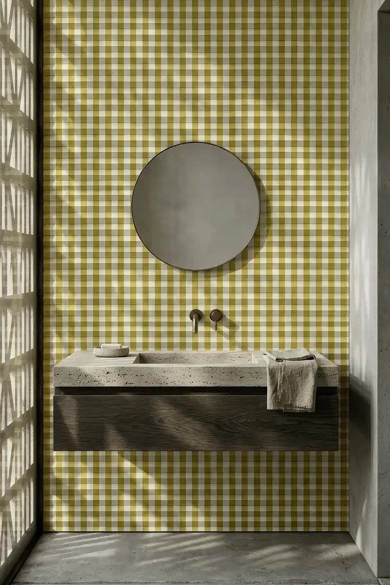 Carta da parati in bagno geometrica modello Mayfair di SpaghettiWall a quadretti senape e bianchi sulla parete dietro il lavabo di un bagno moderno.