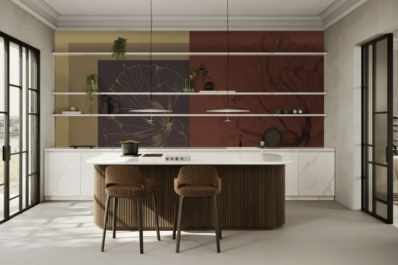 Carta da parati in fibra di vetro modello Hypernature di SpaghettiWall sui toni del rosso e dell'ocra applicata sulla parete di una cucina moderna con isola.