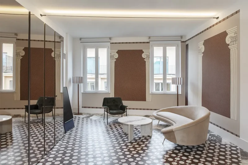 living ispirato al fascino dell'antica Roma rivisitato in chiave contemporanea dall'architetto Giorgia Dennerlein
