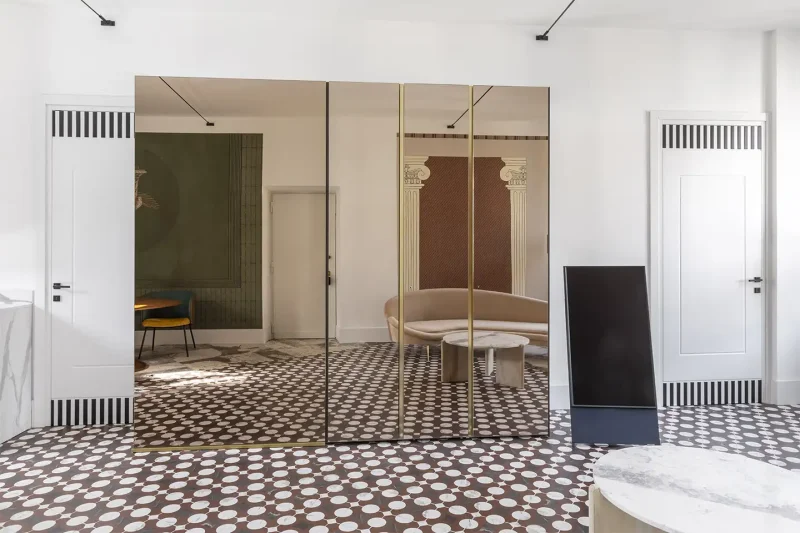 armadiatura con ante a specchio color bronzo abbinate al pavimento in marmo rosso 