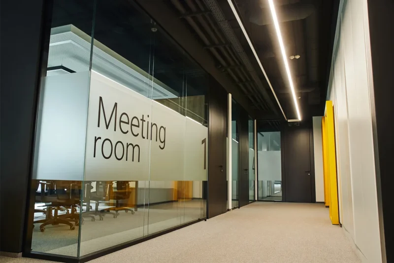 Sala meeting moderna con pareti in vetro per ambienti lavorativi funzionali