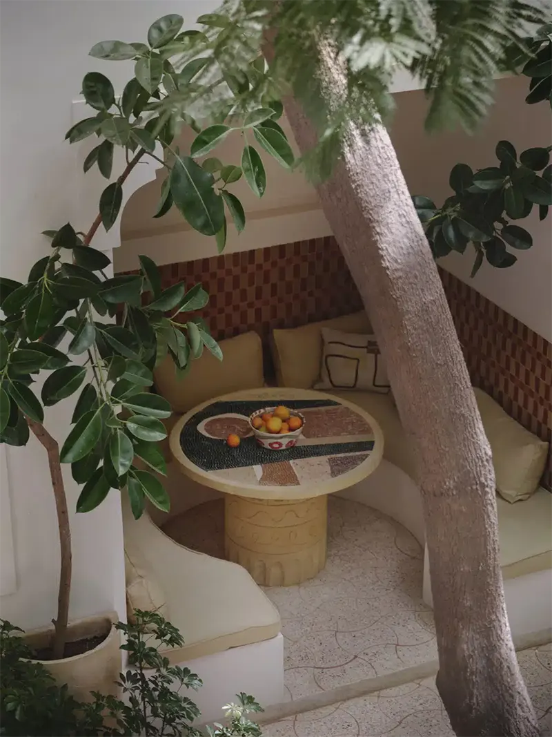 patio marocchino con elementi artigianali