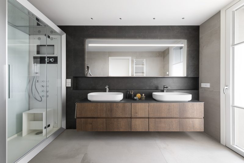 Un attico da sogno sul Lago di Como firmato Contract District Group ampio bagno con doccia e doppio lavabo di un elegante attico firmato Contract District Group