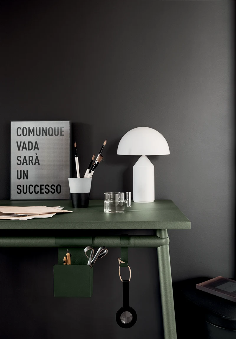 particolare degli accessori che completano il tavolo Hug di Fantin utilizzato come postazione di lavoro in soggiorno