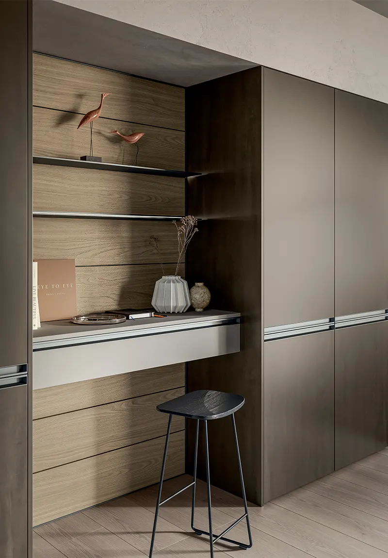 sistema boiserie a parete con scrivania integrata, perfetto per un angolo studio in soggiorno