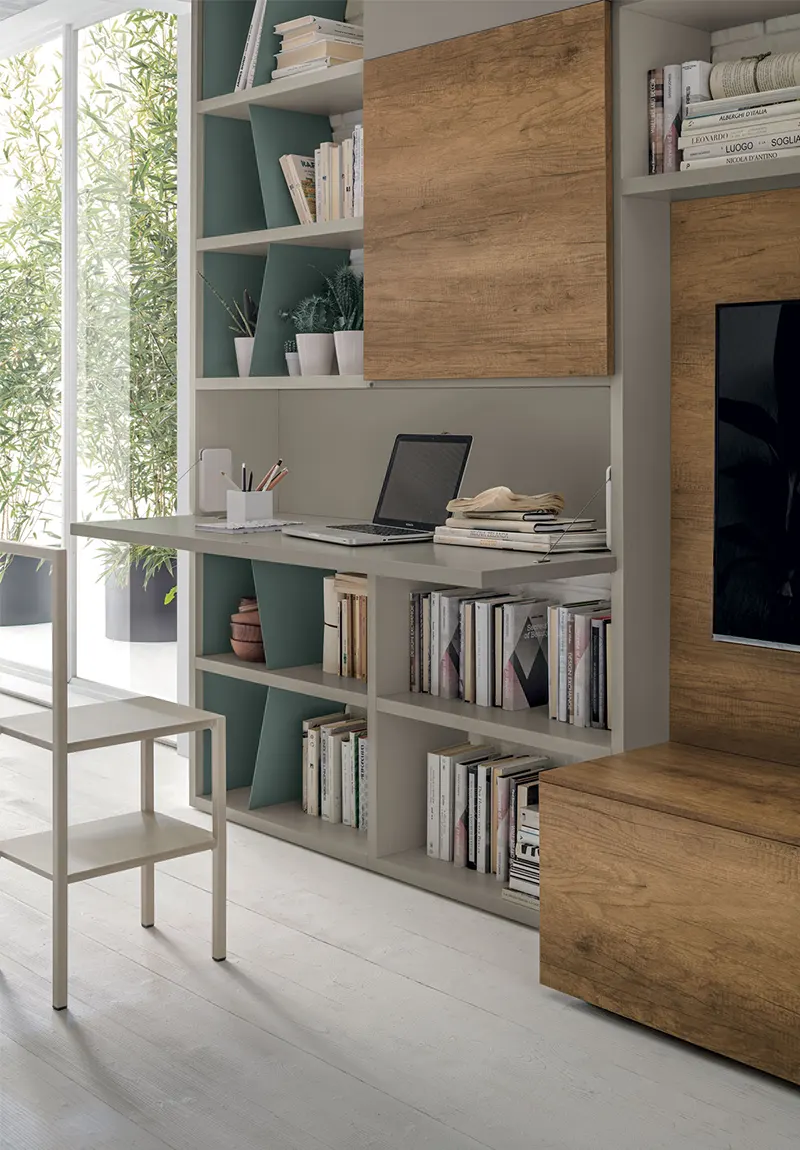 angolo studio integrato nella libreria del soggiorno