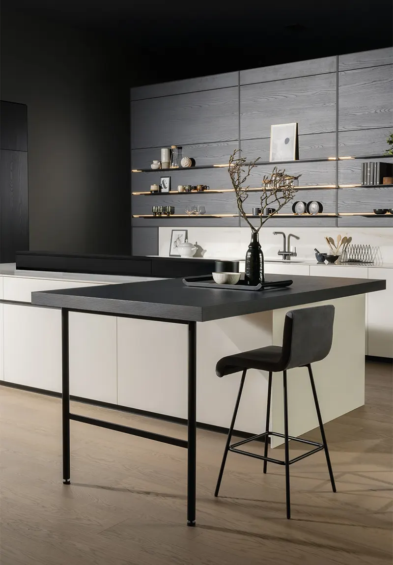 cucina moderna con piano snack utile anche come piano di lavoro e studio