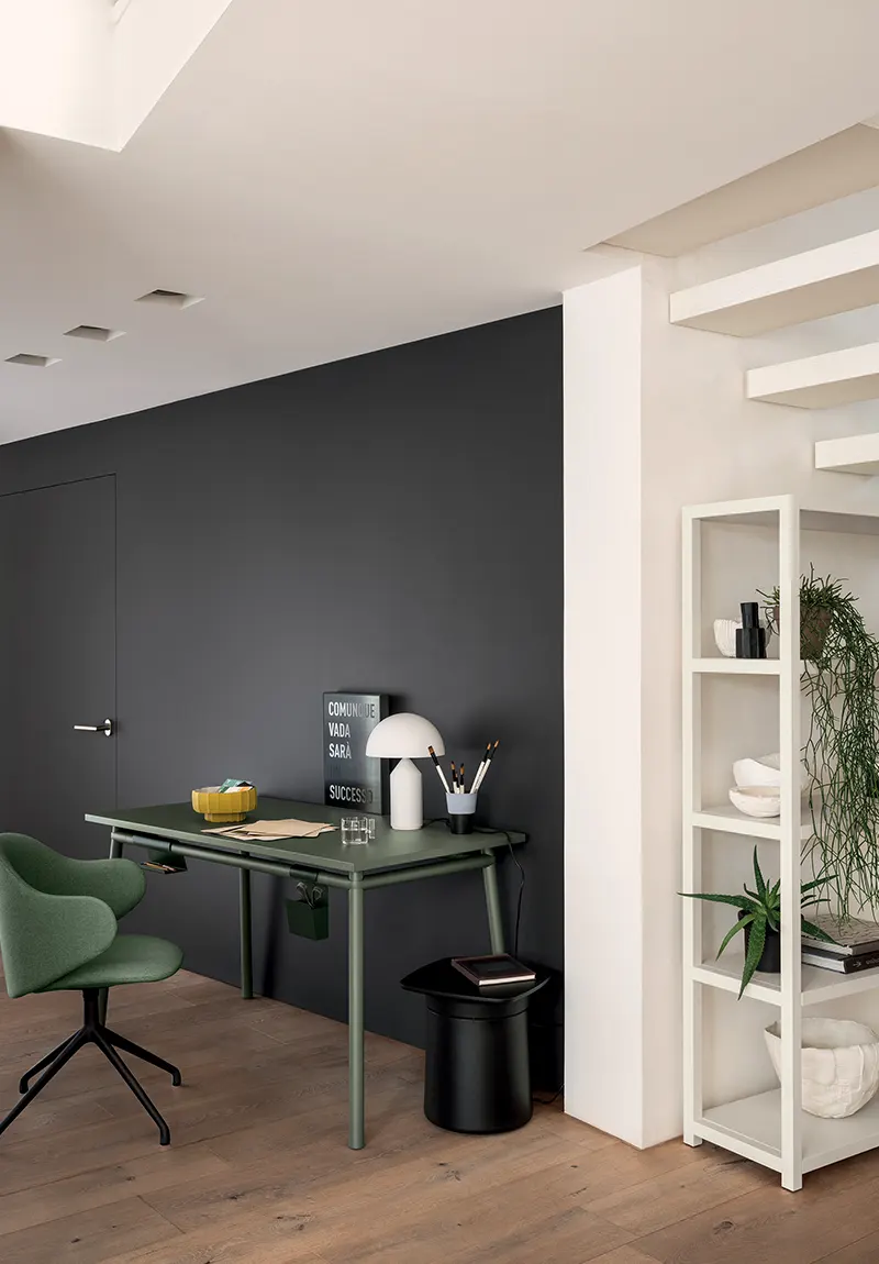 angolo studio in soggiorno con il tavolo accessoriato modello Hug di Fantin