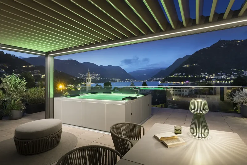 Un attico da sogno sul Lago di Como firmato Contract District Group terrazza di un attico con vista notturna del Lago di Como
