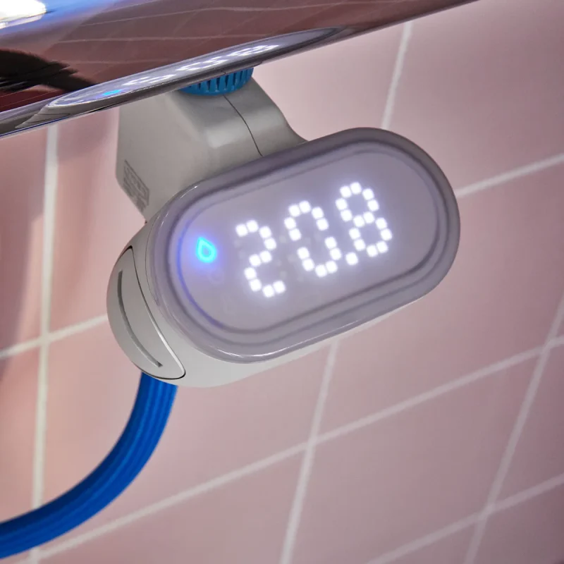 Doccia smart con il contatore digitale BERGVATTNET di Ikea