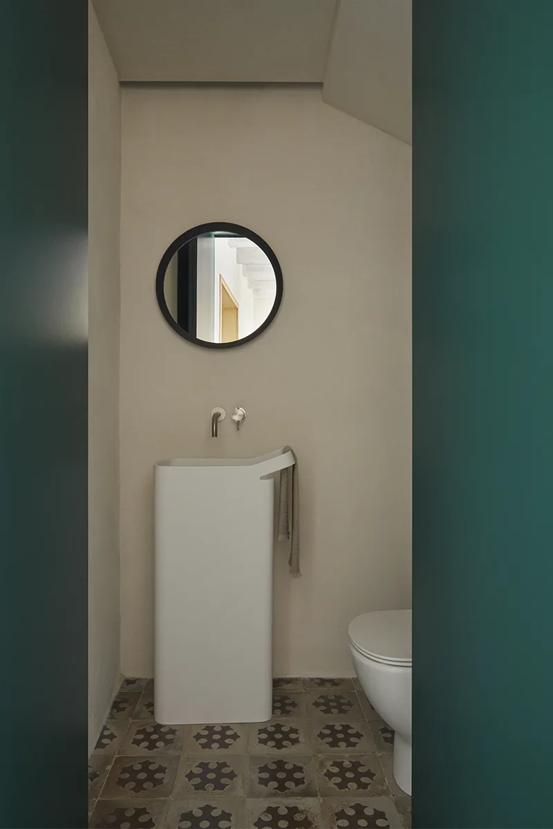 bagno di servizio con pavimento fatto con vecchie cementine di recupero