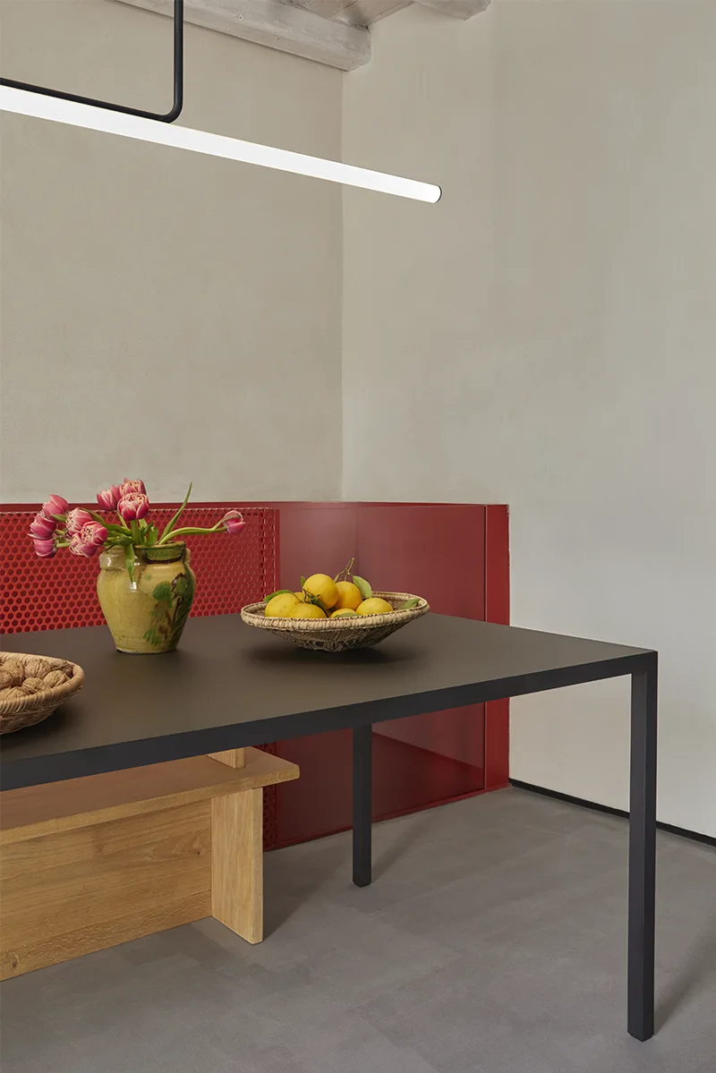 tavolo da pranzo in metallo nero e panca in legno