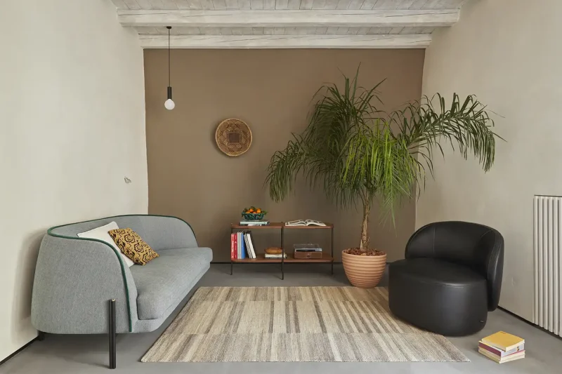 soggiorno di una casa ristrutturata dallo studio Didea per Airbnb