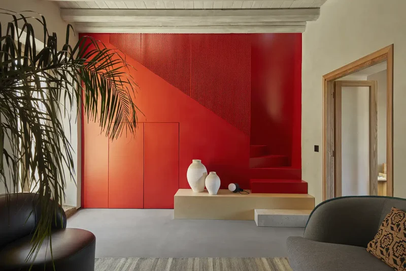 scala in lamiera traforata rossa in una casa ristrutturata a Sambuca, Sicilia