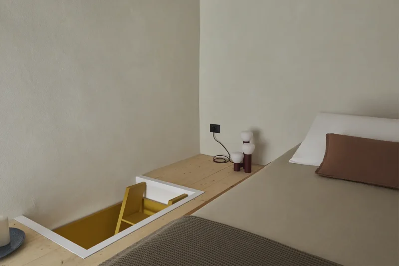 camera da letto soppalcata di una casa a 1 euro ristrutturata a Sambuco, Sicilia