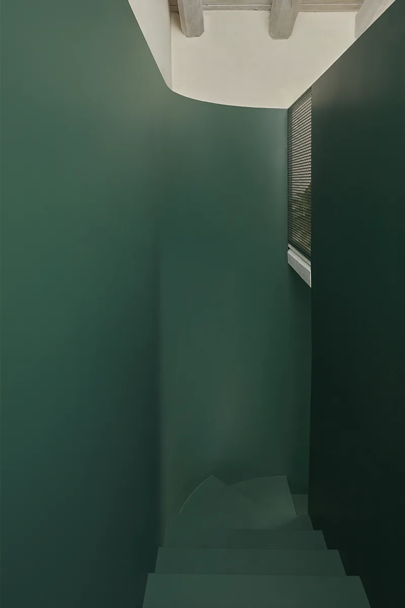 scala interna con gradini e pareti di colore verde bosco e soffitto bianco