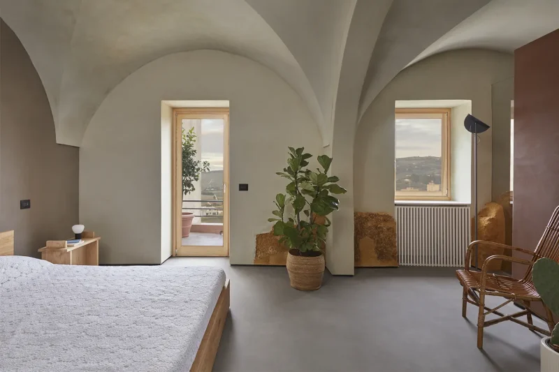camera da letto con soffitti a volta di una casa a 1 euro situata in un borgo in Sicilia
