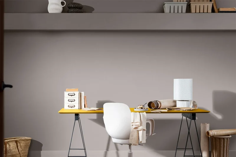 Studio domestico con pareti neutre e arredi minimal, in linea con le tendenze colore pareti 2025