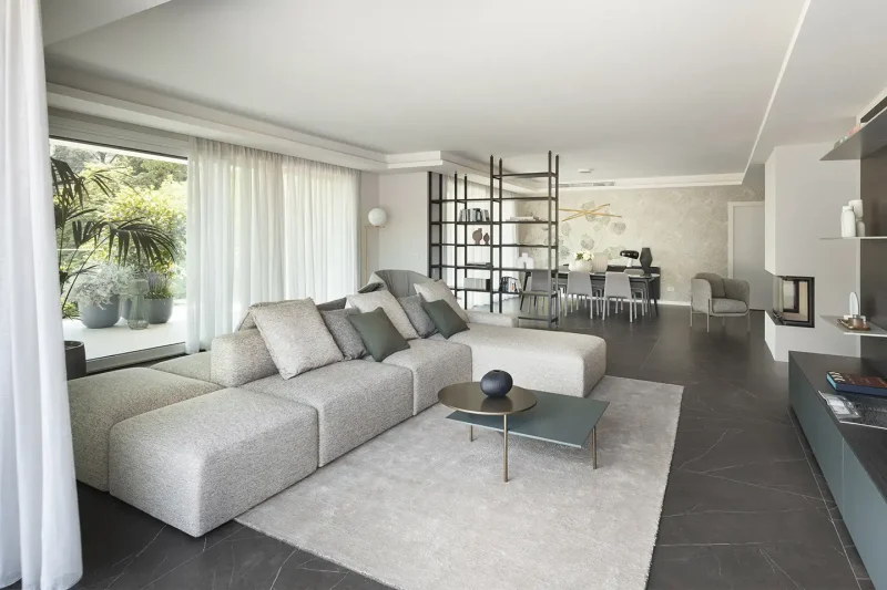 Un attico da sogno sul Lago di Como firmato Contract District Group soggiorno di un attico arredato con i migliori brand italiani selezionati da Contract District Group