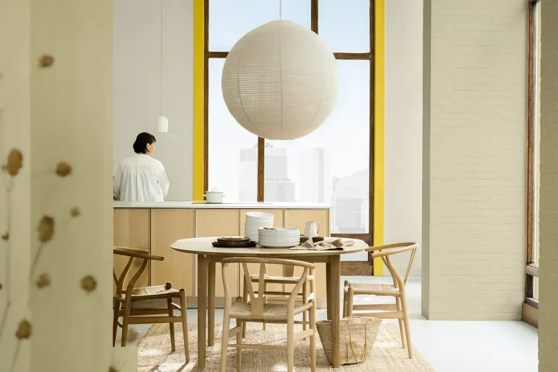Cucina moderna con pareti neutre e dettagli giallo, esempio delle tendenze colore pareti 2025