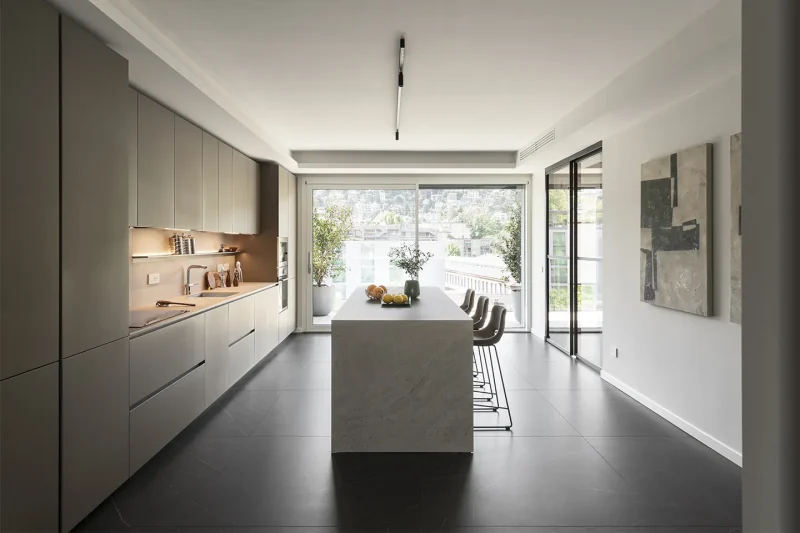 Un attico da sogno sul Lago di Como firmato Contract District Group cucina moderna con isola di un elegante attico sul Lago di Como